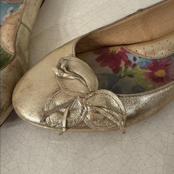 Born Women's Metallic Gold Leather Ballet Flats with Flower Accents Size 8.5 EUC - Picture 11 of 12